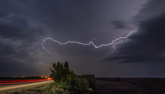 bliksem, bomen, weg, nachttijd, flash, onweersbui, storm, donder, nacht, natuur, kracht in de natuur, wolk - lucht, macht, hemel, stormwolk, schoonheid in de natuur, teken, gevorkte bliksem, milieu, vervoer, waarschuwingsbord, geen mensen, dramatische hemel, buitenshuis, extreem weer, regen, agressie, onheilspellend, hevige regen, 5K, CC0, publiek domein, royaltyvrij