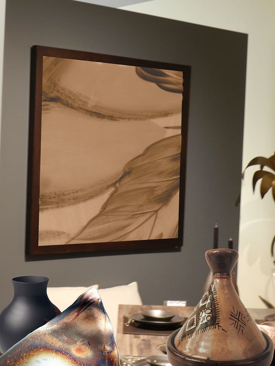 Brun, abstrakt, maleri, ramme, spisestue, indretning, bord, køkken, bord ornament, indre, hjem, møbel, design, ejendom, luksus, beboelse, levende, moderne, møbler, bopæl, aftensmad, elegant, dekorere, inventar, nutidige, klassisk, indendørs, hjem interiør, ingen mennesker, billedramme, beholder, flaske, stilleben, natur, vase, glas - materiale, lempelse, Kunst og håndværk, livsstil, belysningsudstyr, tæt på, skål, lys, elektrisk lampe, 1080P