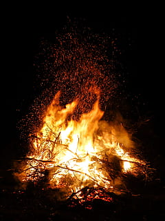 Feuer, trübe, Licht, Osterfeuer, Feuerflamme, Flamme, Ostern, Lagerfeuer, lodern, Feuersbrunst, Wald Feuer, Glut, brennen, Hitze, heiß, Holz, Kamin, Marke, glühend, Gelb, Radio, Feuerkreis, Scheiterhaufen zur Feuerbestattung, ästhetisch, Brennholz, Nacht-, Inferno, Hölle, Feuer - natürliches Phänomen, Hitze - Temperatur, Verbrennung, rot, schwarze Farbe, Natur, Nahansicht, orange Farbe, Bewegung, Log, keine Leute, Holz - Material, Langzeitbelichtung, Land, Camping, draußen, dunkel, 2K, CC0, gemeinfrei, lizenzfrei