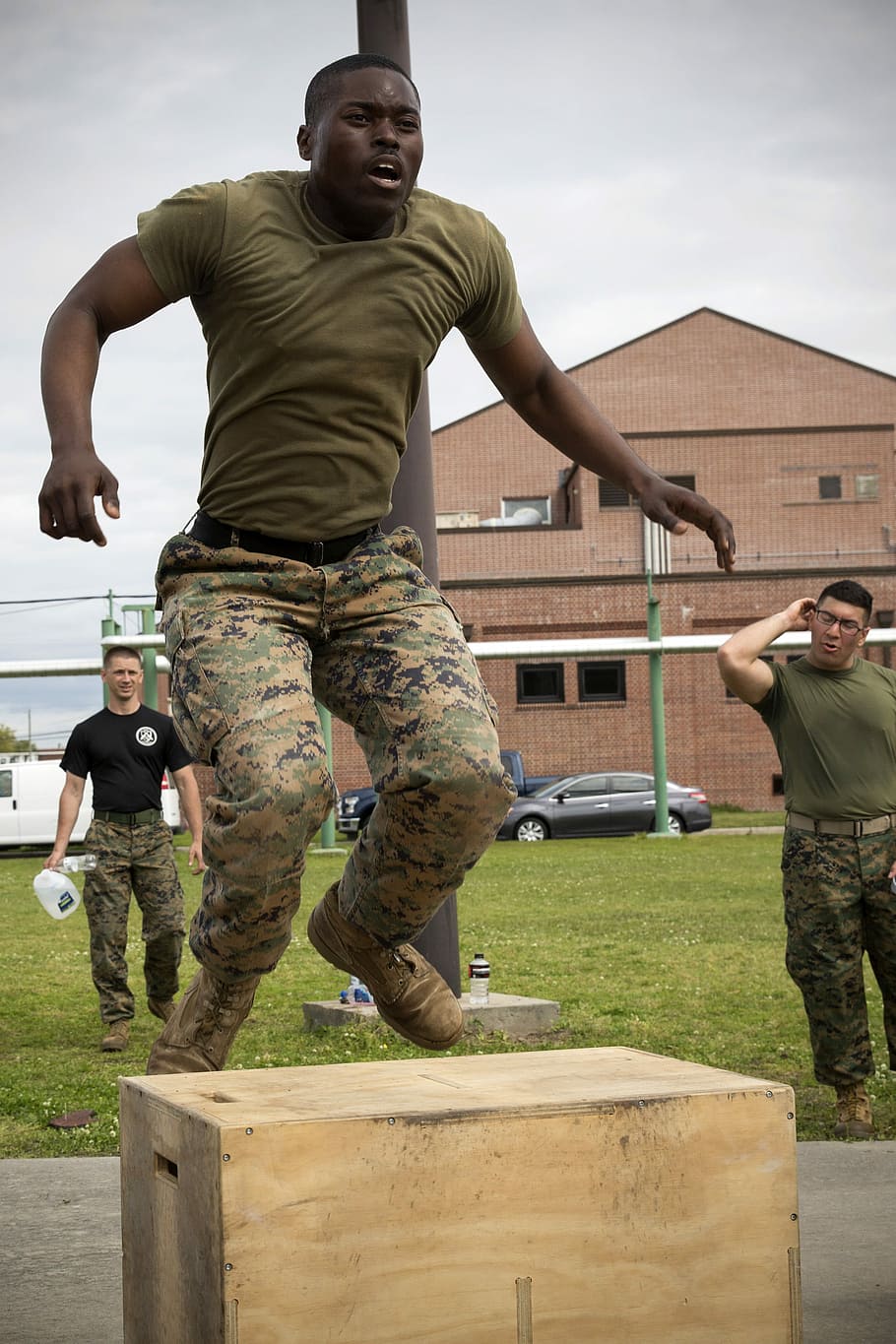 actuant, cursa d'obstacles, soldat, cg's cup, càmera de combat, trepant, instructor de perforació, repte físic, fotografies, mcrd parris island, parris island, domini públic, solider, usmc, homes, ètnia africana, a l'aire lliure, descendència africana, gent, mascles, adult, soldat de l'exèrcit, homes de mitjana edat, braç humà, mig adult, només adults, persones reals, dia, longitud completa, arquitectura, estructura construïda, adult jove, roba casual, estils de vida, de peu, exterior de l'edifici, activitat d'oci, vista frontal, retrat, somrient, govern, 2K