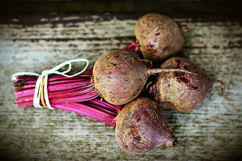 plusieurs oignons, betterave, des légumes, betteraves, légumes racines, aliments, bio, vitamines, Frais, nutrition, manger, cuisinier, ingrédient, tubercules, alimentation saine, bien-être, nature morte, fraîcheur, personne, Nourriture et boisson, fermer, légume, table, légume-racine, à l'intérieur, bois - matériau, nourriture crue, saleté, se concentrer sur le premier plan, directement au-dessus, biologique, couleur rose, sale, violet, jardinage, 5K, CC0, domaine public, libre de droits