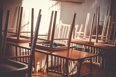dos, rectangular, marrón, de madera, mesas, clase, salón de clases, habitación, colegio, vacío, interior, sillas, mesa, elemental, aprendizaje, aprender, fin, finalizando, descanso, vacaciones de verano, vacaciones, primario, educación, estudiar, adentro, educativo, infancia, sentado, silla, material de madera, nadie, día, mueble, arquitectura, asiento, ausencia, ventana, barandilla, naturaleza, luz del sol, negocio, restaurante, piso, 4K, CC0, dominio público, libre de derechos
