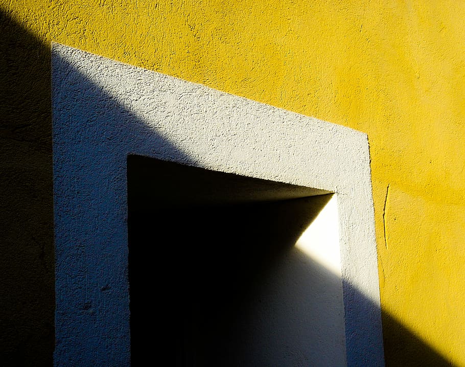 imparfait, jaune, blanc, teinté, mur, ligne, la fenêtre, lumière du soleil, surface, ombre, construction de murs, architecture, structure construite, personne, journée, la nature, extérieur du bâtiment, texturé, en plein air, modèle, fermer, béton, se concentrer sur l'ombre, bâtiment, forme, mystère, 1080P
