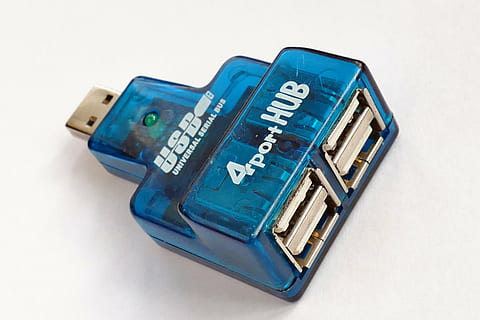 usb, hub, tecnologia, ordinador, dades, connexió, electrònica, endoll, cable, digital, Internet, transferència, port, comunicació, xarxa, equipament, dispositiu, informació, connectar, plàstic, elèctric, interfície, maquinari, connector, macro, gadget, blau, accessoris, tir de l'estudi, a l'interior, cap gent, fons blanc, fons de colors, primer pla, Finances, negocis, tecnologia sense fils, moneda de paper, sol objecte, vista d’angle alt, finances i economia, equips informàtics, natura morta, 5K, CC0, domini públic, lliure de regalies
