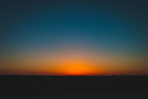 Fajar, senja, kabut, alam, di luar rumah, tenang, langit, matahari terbit, matahari terbenam, scenics - alam, bayangan hitam, ketenangan, adegan yang tenang, keindahan di alam, menyalin ruang, warna oranye, lingkungan Hidup, tidak ada orang, pemandangan, langit cerah, idilis, adegan non-urban, biru, horison, 5K