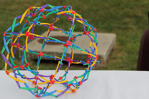ştiinţă, glob, proiecta, multi colorate, să se concentreze asupra primelor elemente, nici o persoana, a închide, zi, natură moartă, decor, model, creativitate, în aer liber, vedere în unghi mare, artă și sculptură, panglică, plastic, agăţat, natură, fir, celebrare, formă, 5K, CC0, domeniu public, fără drepturi de autor