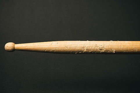 temný, dřevo, buben, dřevo - materiál, studio shot, černé pozadí, uvnitř, detail, stálý život, nikdo, hudební nástroj, paličky, hudební vybavení, hudba, texturou, hnědý, jeden objekt, umělecká kultura a zábava, dva objekty, vystříhnout, hrubý, kuchyňské nádobí, zařízení, zápalka, 4K, CC0, veřejná doména, bez autorských práv