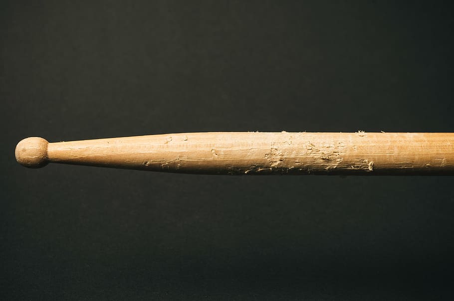temný, dřevo, buben, dřevo - materiál, studio shot, černé pozadí, uvnitř, detail, stálý život, nikdo, hudební nástroj, paličky, hudební vybavení, hudba, texturou, hnědý, jeden objekt, umělecká kultura a zábava, dva objekty, vystříhnout, hrubý, kuchyňské nádobí, zařízení, zápalka, 4K