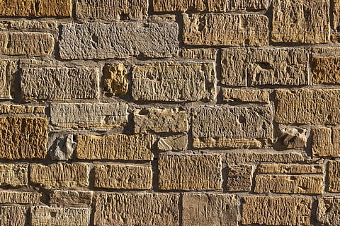 primer pla, foto, paret, patró, fons, pedres, fons de pantalla, rectangles, quadrats, textura, estructura, regulació, façana, pedra natural, construir, maçoneria, paret de pedra, material de fusta, història, cap gent, arquitectura, antic, estructura construïda, exterior de l'edifici, funció de construcció de parets, marc complet, maó, dia, vell, paret de maó, aspre, marró, sòlid, en fila, a l'aire lliure, efecte texturat, civilització antiga, 5K, CC0, domini públic, lliure de regalies