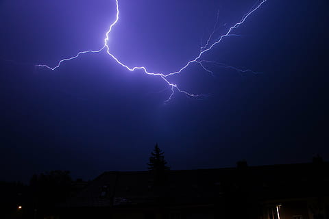 flash, onweersbui, zomeronweersbui, vooruit, bliksem, kracht in de natuur, storm, nacht, wolk - lucht, macht, hemel, schoonheid in de natuur, communicatie, natuur, waarschuwingsbord, elektriciteit, gevorkte bliksem, lage hoekweergave, dramatische hemel, geen mensen, donker, teken, buitenshuis, onheilspellend, Purper, 2K, CC0, publiek domein, royaltyvrij