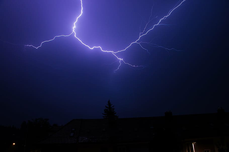blitz, tordenvejr, sommer tordenvejr, frem, lyn, magt i naturen, storm, nat, sky - himmel, strøm, himmel, skønhed i naturen, meddelelse, natur, advarselsskilt, elektricitet, forked lightning, lav vinkel visning, dramatisk himmel, ingen mennesker, mørk, skilt, udendørs, ildevarslende, lilla, 2K