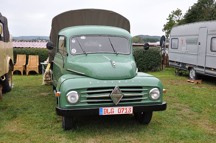vecchi tempi, camion, incontro, modo di trasporto, veicolo terrestre, mezzi di trasporto, colore verde, veicolo a motore, cielo, giorno, natura, campo, erba, terra, pianta, nessuno, auto, stazionario, albero, testo, all'aperto, trasporto pubblico, viaggio, 2K