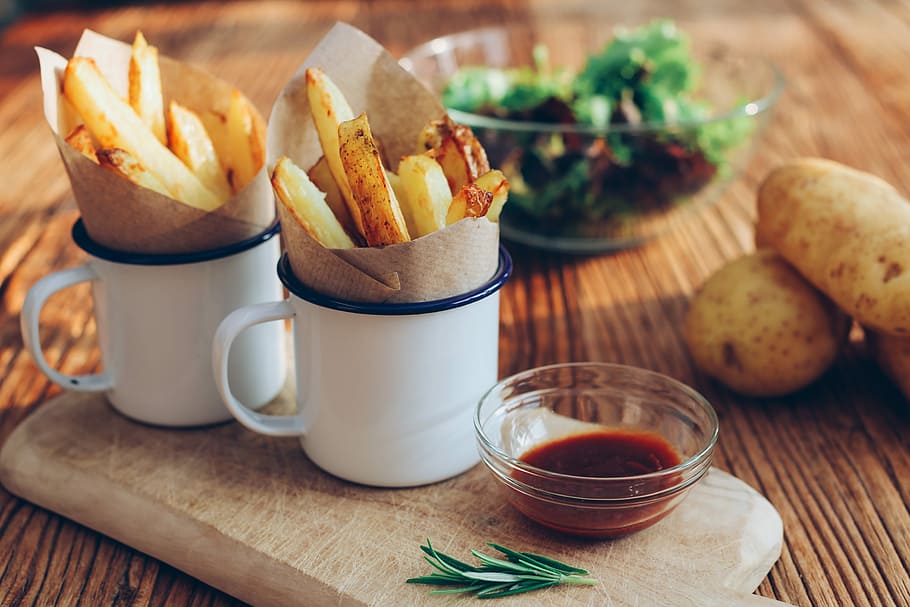 chips, zwei, Tassen, gefüllt, Französisch, Fritten, Schüssel, Soße, Becher, Tasse, Glas, Hackbrett, Salat, Kartoffeln, Rosmarin, Lebensmittel, Abendessen, Tabelle, Chip, Gemüse, Essen und Trinken, Kartoffel, zubereitete Kartoffel, Pommes frittes, Frische, fertig für den Verzehr, Fast Food, Snack, ungesunde Ernährung, Würze, Brot, Holz - Material, drinnen, gebraten, keine Leute, Mahlzeit, frittiert, tauchen, 5K