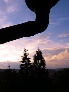 tagrende, rør, spor, silhuet, træ, himmel, sky - himmel, ingen mennesker, udendørs, solnedgang, skønhed i naturen, natur, scenics - natur, plante, ro, rolig scene, ikke-urbane scene, orange farve, tæt på, lav vinkel visning, idyllisk, skumring, bjerg, nåletræ, 4K, CC0, offentligt domæne, royaltyfrie