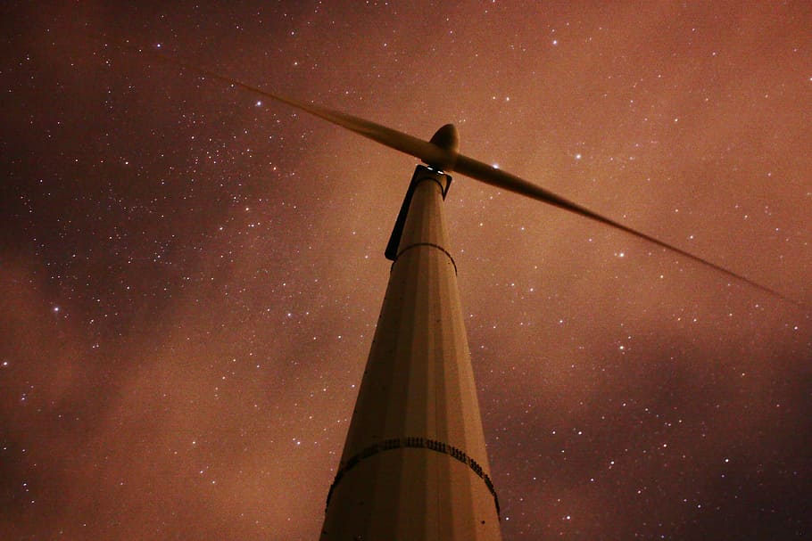 červ, pohled, větrná turbína, bílý větrný mlýn, pohled zespoda, větrný mlýn, hvězda, síla větru, paliva a energie, hvězda - prostor, nebe, noc, nízký úhel pohledu, architektura, obnovitelná energie, alternativní energie, turbína, Příroda, ochrany životního prostředí, nikdo, životní prostředí, stavba, exteriér budovy, astronomie, prostor, vysoká - vysoká, prostor a astronomie, 4K