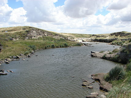 fiume, collina, montagna, paesaggio, natura, assolo, bellezza, cielo, luce, rilassamento, serenità, verde, prateria, erba, salvaschermo, nuvola - cielo, acqua, bellezza nella natura, scenics - natura, la tranquillità, scena tranquilla, terra, pianta, ambiente, scena non urbana, giorno, nessuno, roccia, all'aperto, idilliaco, 2K, CC0, dominio pubblico, privo di copyright