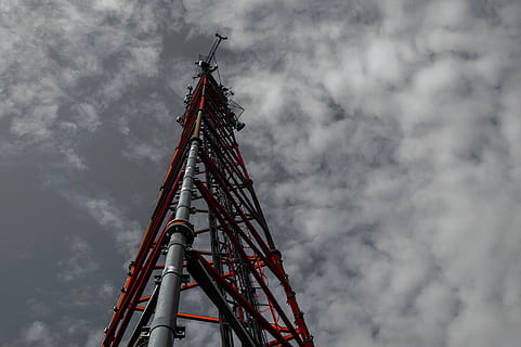 wieża, świetny, wysoki, czerwony, czarny, biały, czarny i biały, radio, niebo, chmury, niski kąt widzenia, architektura, zbudowana struktura, chmura - niebo, wysoki - wysoki, Natura, żadnych ludzi, na dworze, dzień, porozumiewanie się, metal, technologia, na zewnątrz budynku, przemysł budowlany, przemysł, iglica, 5K, CC0, domena publiczna, darmowe zdjęcia