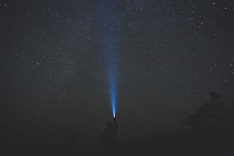 mand, bedrift, vendt, lommelygte, udendørs, nattetid, person, ved brug af, nat, flash lys, stjerneklar nat, astronomi, himmel, stjerne - rum, plads, blå, mørk, lys - naturligt fænomen, baggrunde, natur, skønhed i naturen, belyst, scenics, galakse, stjerne, stjerne felt, scenics - natur, videnskab, Mælkevejen, ingen mennesker, lysstråle, udforskning, ro, rum og astronomi, 4K, CC0, offentligt domæne, royaltyfrie