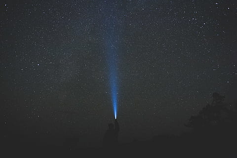 foncé, exploration, lumière, nuit, la personne, ciel, étoiles, espace, astronomie, étoile - espace, galaxie, beauté dans la nature, paysages - nature, la nature, étoile, champ d'étoiles, science, voie Lactée, bleu, lampe de poche, personnes, en plein air, infini, espace et astronomie, 4K