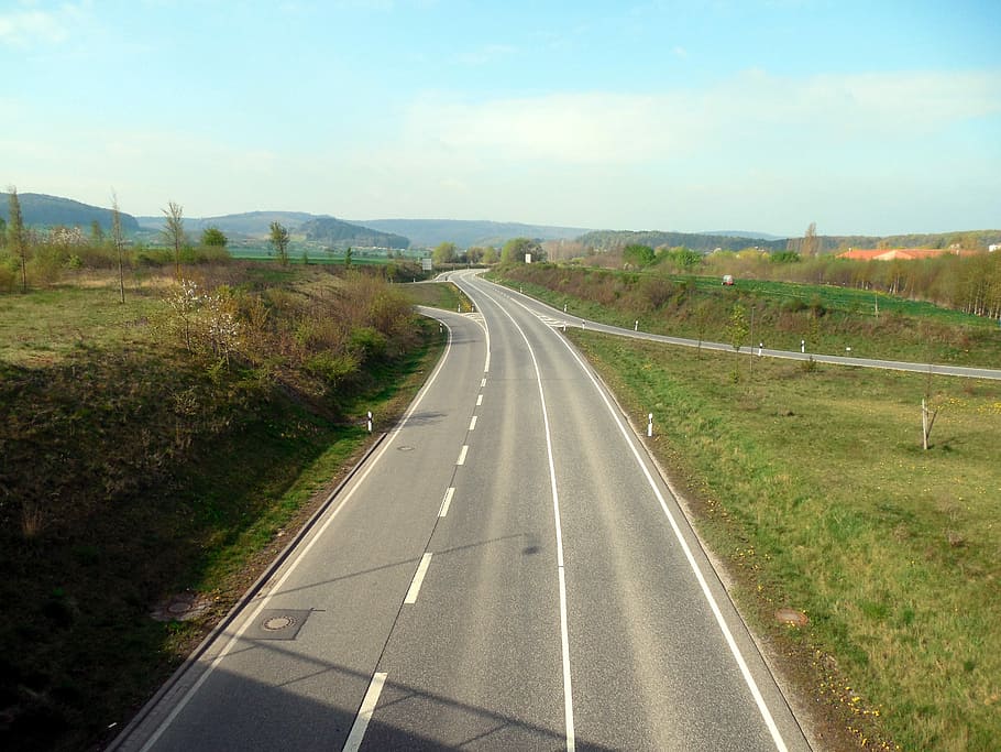 drum, singuratic, gol, trafic, direcţie, calea de urmat, diminuarea perspectivei, transport, peisaj, nici o persoana, semn, cer, simbol, plantă, mediu inconjurator, marcare, natură, marcajul rutier, zi, punct de disparitie, iarbă, teren, copac, în aer liber, linia de separare, 2K