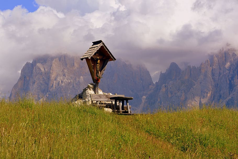 creu, prato, dolomites, herba, cel, núvols, muntanya, medi ambient, núvol - cel, escenics - natura, naturalesa, planta, Serra, paisatge, terra, bellesa a la natura, arquitectura, estructura construïda, cap gent, escena tranquil·la, tranquil·litat, camp, religió, a l'aire lliure, 4K