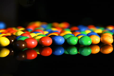 caramelle a colori assortiti, cioccolato, caramella, dolce, mangiare, colorato, delizioso, me m, sfondo nero, sfondo, colore, multicolore, grande gruppo di oggetti, avvicinamento, scelta, nessuno, variazione, in casa, girato in studio, abbondanza, colore vibrante, messa a fuoco selettiva, sfera, cibo dolce, mangiare malsano, rilassamento, palla, giochi di svago, 4K, CC0, dominio pubblico, privo di copyright