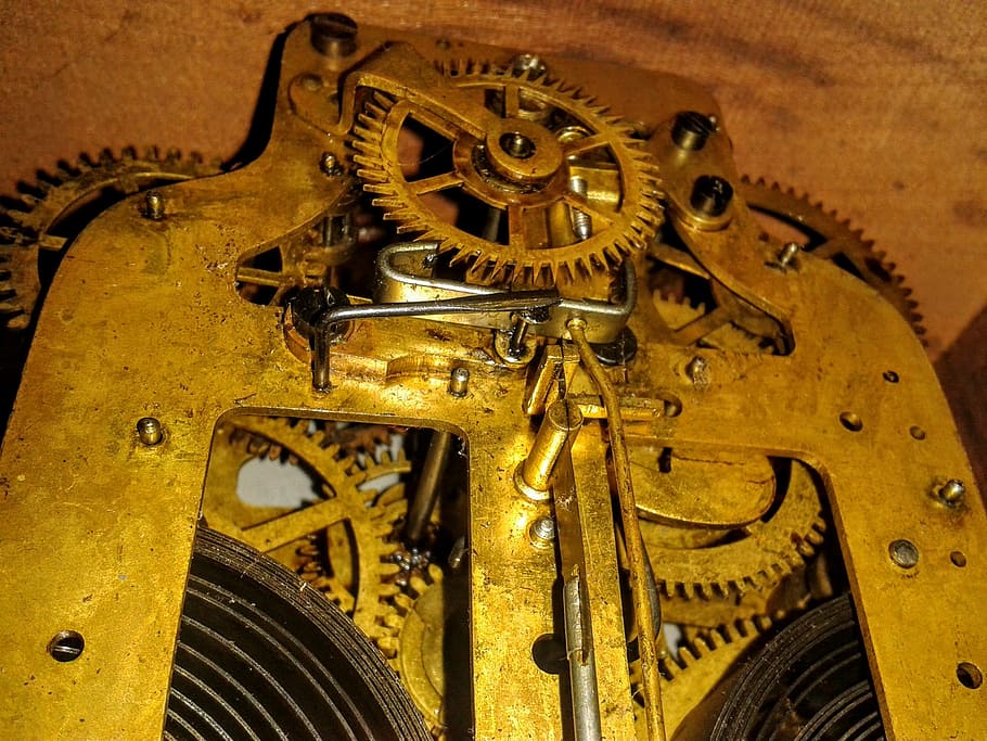 selectiu, focalitzar la fotografia, beix, engranatges metàl·lics, rellotge, steampunk, mecanisme, mecànic, vintage, vell, màquina, cara, metall, antiguitat, disseny, indústria, maquinària, tecnologia, temps, moviment, calibre, enginyeria, equipament, precisió, acer, roda, metalls-dents, rellotges, rodes dentades, ressorts, dents, TIC tac, marcar, endins, or, coure, llautó, color daurat, cap gent, groc, primer pla, part de la màquina, transport, manera de transport, vehicle terrestre, automòbil, cotxe, a l'interior, rovellat, dia, 2K