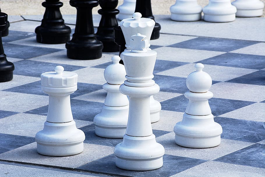 rei, blanc, escacs, pissarra, joc, negre, jugar, peces, peó, bisbe, jocs d’oci, joc de taula, Una peça d'escacs, relaxació, estratègia, Tauler d'escacs, Color blanc, peó - peça d’escacs, activitat d'oci, rei - escacs, cap gent, cultura i entreteniment artístic, competició, cavaller - peça d’escacs, color negre, patró comprovat, natura morta, primer pla, reina - peça d 'escacs, 5K