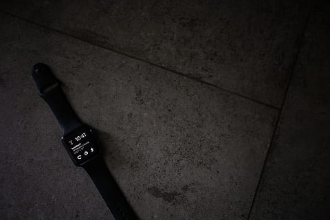Platz, grau, Apfel, sehen, schwarz, Sportband, oben, braun, Fliese, schwarze Smartwatch, Smartwatch, schwarze Farbe, eine Person, echte Menschen, nicht erkennbare Person, menschlicher Finger, menschliche Hand, Nacht-, High Angle View, keine Leute, drinnen, Schatten, Kommunikation, einzelnes Objekt, Text, Technologie, Stillleben, Bodenbelag, dunkel, Tag, westliche Schrift, direkt darüber, Stadt, Nahansicht, Straße, texturiert, 5K, CC0, gemeinfrei, lizenzfrei