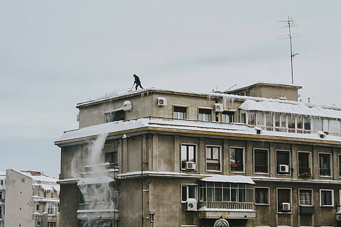 Mann, brun, betong, bygning, residenshus, dekket, snø, spiller, alene, vindu, himmel, arkitektur, bygget struktur, arkitektur og bygninger, bygge eksteriør, utendørs, dag, ingen folk, natur, boligområde, by, sky - himmel, lav vinkel visning, leilighet, gammel, kopiere plass, forlatt, 4K, CC0, offentlig domene, opphavsrett gratis