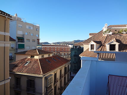 tetti, edifici, Spagna, architettura, esterno dell'edificio, struttura costruita, costruzione, cielo, cielo sereno, città, natura, quartiere residenziale, luce del sole, giorno, finestra, blu, nessuno, Casa, all'aperto, tetto, montagna, cittadina, balcone, appartamento, tegola, 4K, CC0, dominio pubblico, privo di copyright