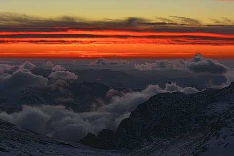 foto, ennuvolat, cel, muntanyes, daurat, hores, hora daurada, núvols, sortida del sol, núvols de cel, naturalesa, paisatge, paisatge de la sortida del sol, fons de núvols, cel de la sortida del sol, viatjar, horitzó, al matí, a l'aire lliure, bonic, paisatges, color, paisatge natural, europa, exposició llarga, romania, vall de prahova, posta de sol, núvol - cel, bellesa a la natura, escenics, tranquil·litat, escenics - natura, escena tranquil·la, color taronja, idíl·lic, cap gent, medi ambient, escena no urbana, cel dramàtic, cloudscape, vista aèria, muntanya, 5K, CC0, domini públic, lliure de regalies