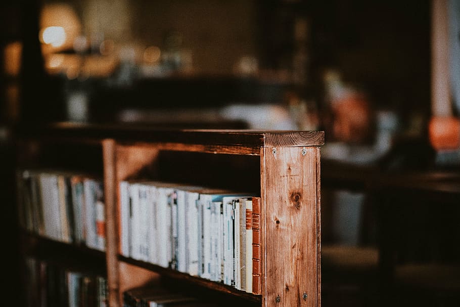 marrón, de madera, librero, arreglado, libros, selectivo, fotografía de enfoque, estante, libro, colección, biblioteca, páginas, hojas, novela, historia, adentro, centrarse en primer plano, material de madera, nadie, estante para libros, de cerca, día, publicación, enfoque selectivo, educación, ausencia, negocio, en una fila, mueble, cuarto doméstico, arquitectura, investigación, orden, 2K