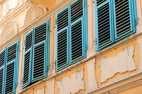 facciata, persiane, finestra, costruzione, parete, architettura, vecchio, esterno dell'edificio, struttura costruita, Inquadratura dal basso, nessuno, giorno, quartiere residenziale, otturatore, all'aperto, Casa, città, caratteristica della parete, modello, di fila, caratteristica architettonica, riflessione, luce del sole, fotogramma intero, lusso, casa a schiera, 5K, CC0, dominio pubblico, privo di copyright