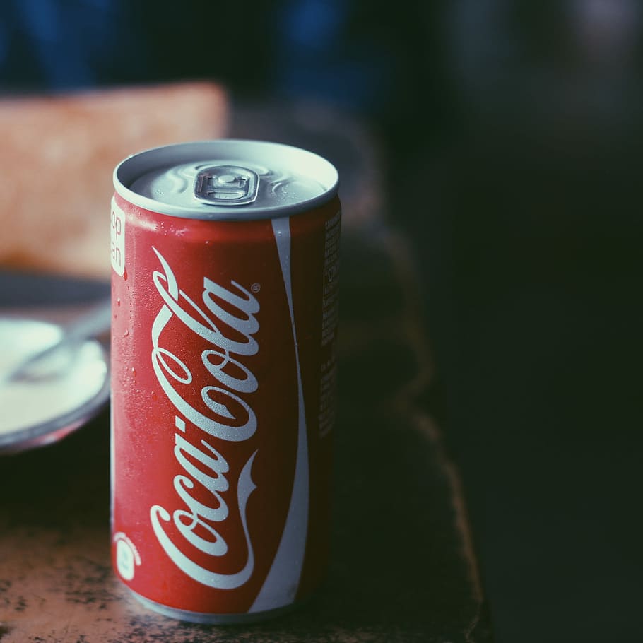 primer pla, foto, llauna de coca-cola, coca-cola vermella, coca-cola, beure, llauna, vermell, blanc, comunicació, text, guió occidental, centrar-se en primer pla, cap gent, dia, signe, metall, enfocament selectiu, lletra majúscula, nombre, informació, a l'aire lliure, menjar i beguda, pot beure, orientació, senyal d'advertència, missatge, 1080P