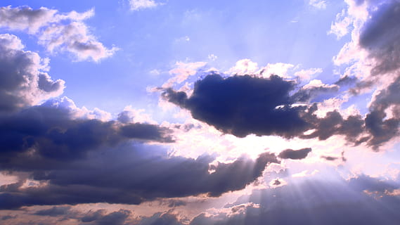 Sonnenstrahl, dunkle Wolken, Wolken, Himmel, Blau, Wolken bilden sich, Flug, Sonnenuntergang, bedeckter Himmel, Abendhimmel, Magenta, Aussicht, Natur, Wetter, wolke - himmel, Wolkengebilde, Hintergründe, draußen, Sonnenlicht, Sommer-, Tag, Sonne, Licht - natürliches Phänomen, szenen, Schönheit in der Natur, Luft, Meteorologie, bedeckt, Kumuluswolke, Stratosphäre, Klima, hell, Szenen - Natur, Umgebung, Atmosphäre, Wind, Dramatischer Himmel, Ruhe, launischer Himmel, keine Leute, hell erleuchtet, 5K, CC0, gemeinfrei, lizenzfrei