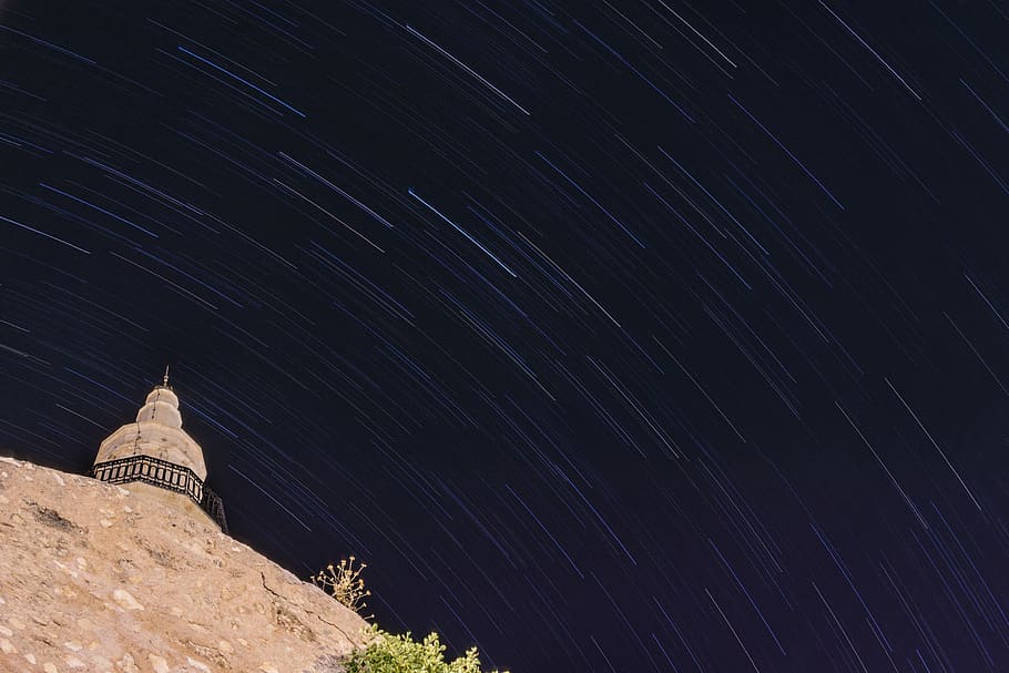 fotografia de lapse de temps, estrelles, foto de lapse de temps, cel, ruta, estrella, nit, fosc, edifici, penya-segat, rock, startrail, minaret, fotografia estel·lar, arquitectura, estructura construïda, exterior de l'edifici, estrella - espai, astronomia, espai, estel, escenics - natura, exposició llarga, naturalesa, cap gent, vista d’angle baix, camp estel·lar, religió, bellesa a la natura, lloc de culte, a l'aire lliure, espai i astronomia, 5K