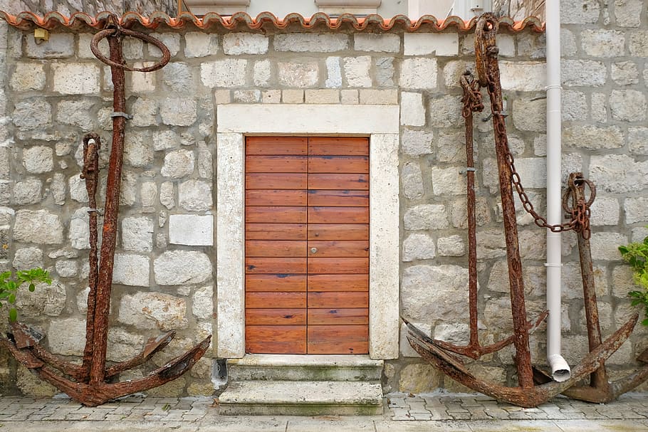 marró, àncora, fusta, porta, fons, disseny, decoració, exterior, antic, arquitectura, estructura construïda, exterior de l'edifici, dia, cap gent, a l'aire lliure, primer pla, edifici, entrada, tancat, vell, funció de construcció de parets, resistent, paret, seguretat, casa, protecció, abandonat, finestra, maó, deteriorament, paret de pedra, 4K