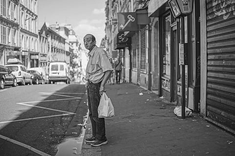 Graustufenfotografie, Mann, Stehen, Straße, halten, Pack, neben, männlich, alt, Alten, Pflaster, Gebäude, Verschluss, Geschäft, Schlüssel, Stadt, städtisch, oldy, in voller Länge, echte Menschen, eine Person, die Architektur, gebaute Struktur, Gebäudehülle, Legere Kleidung, Lebensstile, Tag, Transport, Freizeitbeschäftigung, Männer, Auto, Vorderansicht, junger Erwachsener, Kraftfahrzeug, draußen, 5K, CC0, gemeinfrei, lizenzfrei