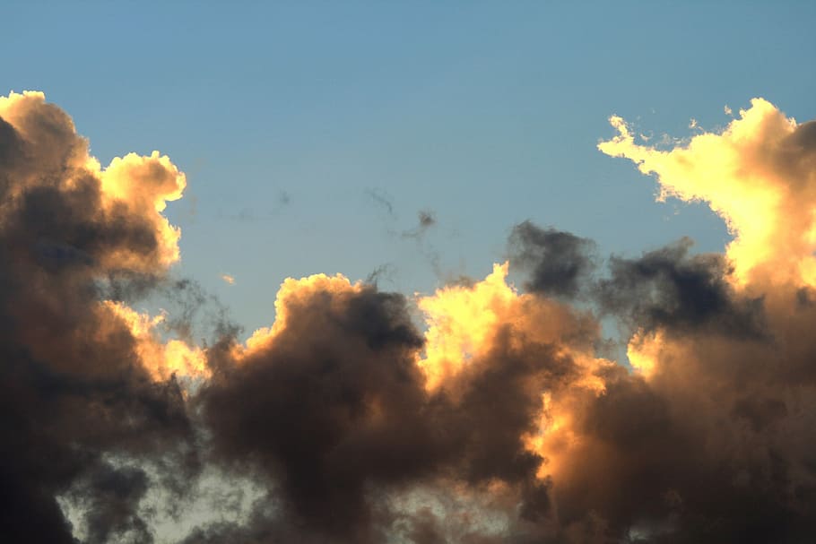 awan, longgar, kuning emas, cahaya, kuning, emas, diarsir, langit, biru, matahari terbenam, awan - langit, latar belakang, alam, langit yang dramatis, lingkungan Hidup, keindahan di alam, suasana, cloudscape, tidak ada orang, angin, di luar rumah, sinar matahari, scenics - alam, surga, halus, abstrak, terang, latar belakang abstrak, kelembutan, 4K