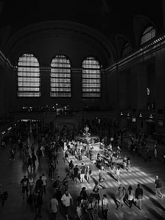 fotografía en escala de grises, gente, dentro, edificio, foto en escala de grises, multitud, estación, museo, ventana, arco, luz del sol, sombra, oscuro, en blanco y negro, gran grupo de personas, grupo de personas, arquitectura, gente real, estructura construida, estilos de vida, adentro, día, hombres, viaje, mujer, ciudad, transporte, estación de ferrocarril, modo de transporte, turismo, techo, 4K, CC0, dominio público, libre de derechos