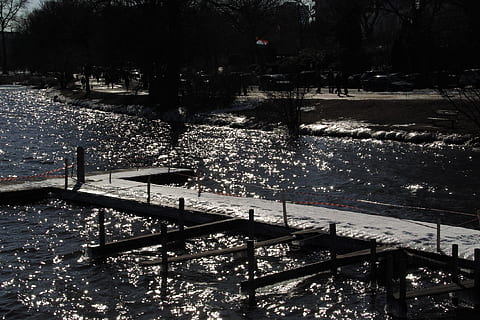 Hamburg, buitenste alster, lichtreflecties, achterlicht, boom, fabriek, natuur, water, geen mensen, park, kalmte, buitenshuis, dag, park - door de mens gemaakte ruimte, traliewerk, hoge hoekmening, groei, schoonheid in de natuur, zonlicht, architectuur, ingebouwde structuur, winter, rustige scène, bank in het park, 2K, CC0, publiek domein, royaltyvrij