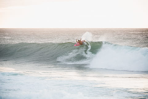 surfista, onada de l’oceà, durant el dia, persona surfant, foto, home, rosa, taula de surf, surf, onades del mar, oceà, onada, aigua, mar, esport, esport d'aigua, navega, platja, velocitat, acció, diversió, a l'aire lliure, homes, Esports extrems, gent, estiu, vacances, esport i fitness, recerca recreativa, una persona, moviment, activitat d'oci, esport aquàtic, naturalesa, aventura, estils de vida, cel, dia, horitzó sobre l’aigua, desafiament, bellesa a la natura, conquerir l'adversitat, poder a la natura, 2K, CC0, domini públic, lliure de regalies