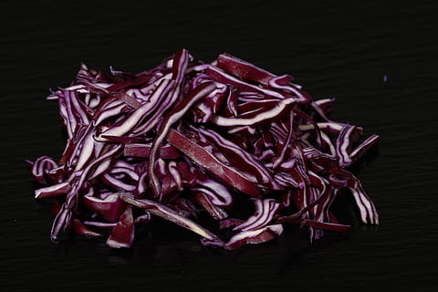 repollo rojo, repollo, vegetal, comida, rojo, gusto, otoño, invierno, comida y bebida, adentro, naturaleza muerta, frescura, de cerca, nadie, foto de estudio, bienestar, alimentación saludable, vista de alto ángulo, mesa, fondo negro, alimentos crudos, púrpura, directamente arriba, rebanada, material de madera, Cortado, 4K, CC0, dominio público, libre de derechos
