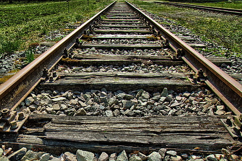 ferrocarril, gleise, llindar, vies del ferrocarril, transport, acer, tren, direcció, transport per ferrocarril, pista, el camí a seguir, metall, corbata de ferrocarril, sòlid, naturalesa, dia, cap gent, planta, perspectiva decreixent, vista d’angle alt, grava, punt de fuga, a l'aire lliure, pedra - objecte, rock, paral·lel, llarg, còdols, 2K, CC0, domini públic, lliure de regalies