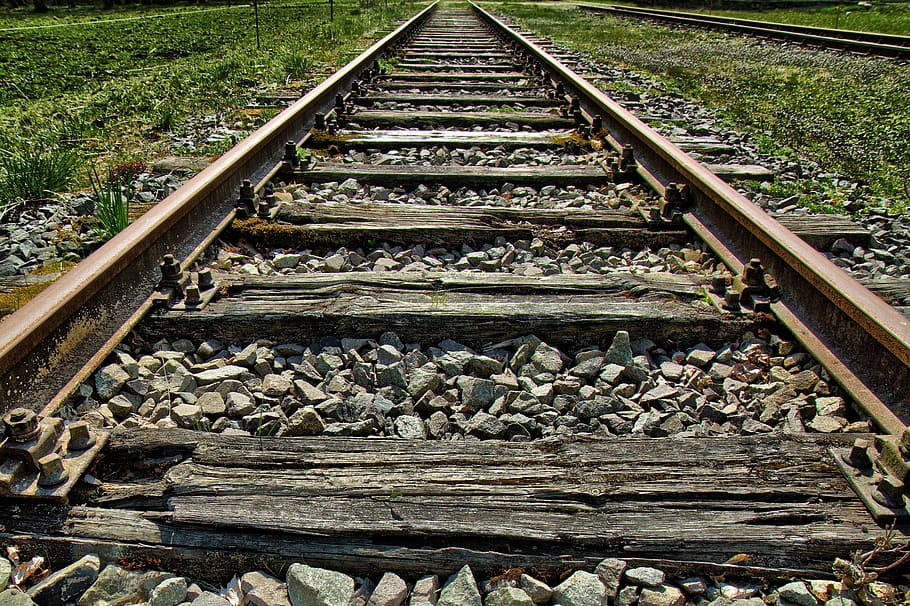ferrocarril, gleise, llindar, vies del ferrocarril, transport, acer, tren, direcció, transport per ferrocarril, pista, el camí a seguir, metall, corbata de ferrocarril, sòlid, naturalesa, dia, cap gent, planta, perspectiva decreixent, vista d’angle alt, grava, punt de fuga, a l'aire lliure, pedra - objecte, rock, paral·lel, llarg, còdols, 2K