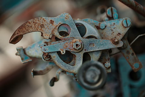 poc profund, foto del focus, gris, vàlvula, primer pla, cog, equipament, màquina, mecanisme, metall, òxid, rovellat, acer, roda dentada, cap gent, maquinària, a l'interior, fabricació d’equips, dia, indústria del metall, vell, aixafar, resistent, part de la màquina, enfocament selectiu, declivi, deteriorament, centrar-se en primer pla, obsoleta, blau, abandonat, porta, patró, ferro - metall, ferro forjat, economia, 5K, CC0, domini públic, lliure de regalies