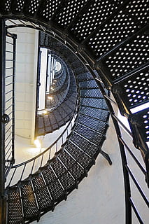 le scale, faro, passaggi, architettura, spirale, scala, scalata, struttura costruita, in casa, scala a chiocciola, moderno, curva, nessuno, gradini e scale, ringhiera, modello, metallo, costruzione, vista dall'alto, luce del sole, giorno, avvicinamento, design, direttamente sotto, soffitto, 4K, CC0, dominio pubblico, privo di copyright