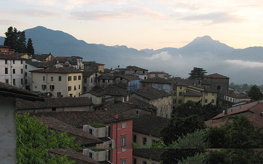 Itália, barga, skyline, montanha, arquitetura, exterior do edifício, céu, cidade, estrutura construída, construção, cadeia de montanhas, árvore, Distrito residencial, nuvem - céu, natureza, casa, scenics - natureza, plantar, ninguém, destinos de viagem, viagem, por do sol, ao ar livre, Pico da montanha, 2K, CC0, domínio público, royalty free