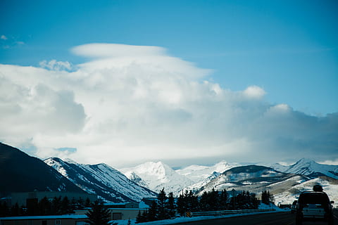 condusul, nor alb, albastru, cer, nor, Munte, copac, zăpadă, temperatura rece, iarnă, nor - cer, de munte, frumusețe în natură, scenice - natura, un munte acoperit de zăpadă, peisaj, natură, mediu inconjurator, zi, liniște, o scenă liniștită, arhitectură, scenă non-urbană, călătorie, Statiune de schi, 5K, CC0, domeniu public, fără drepturi de autor